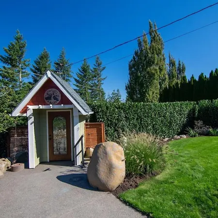 Private Family Home With Gorgeous Yard
